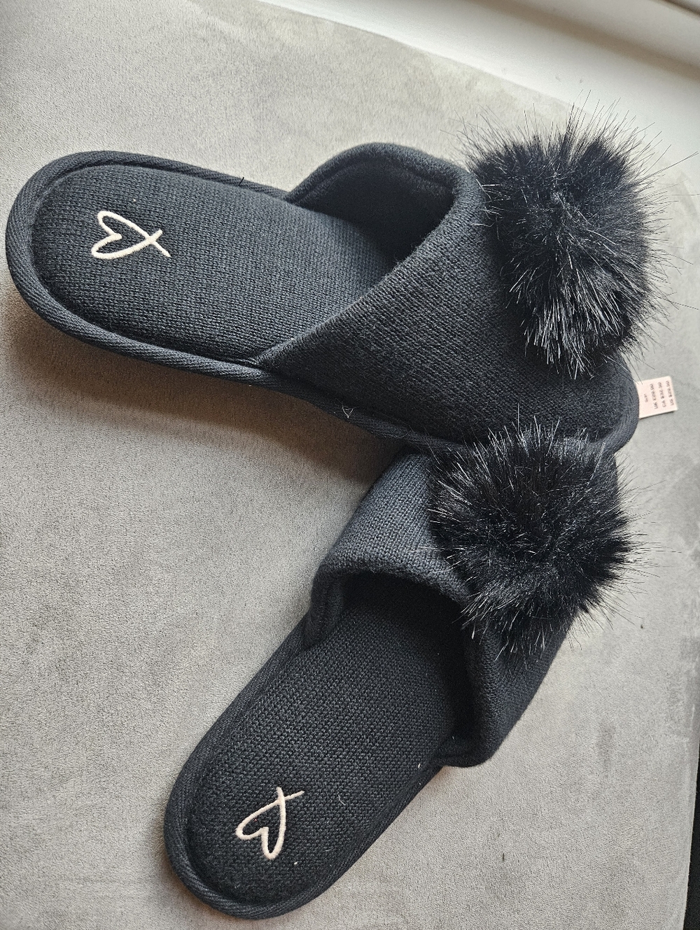 NWT ✨️Victoria's Secret Black Pom-Pom Slide Slippers